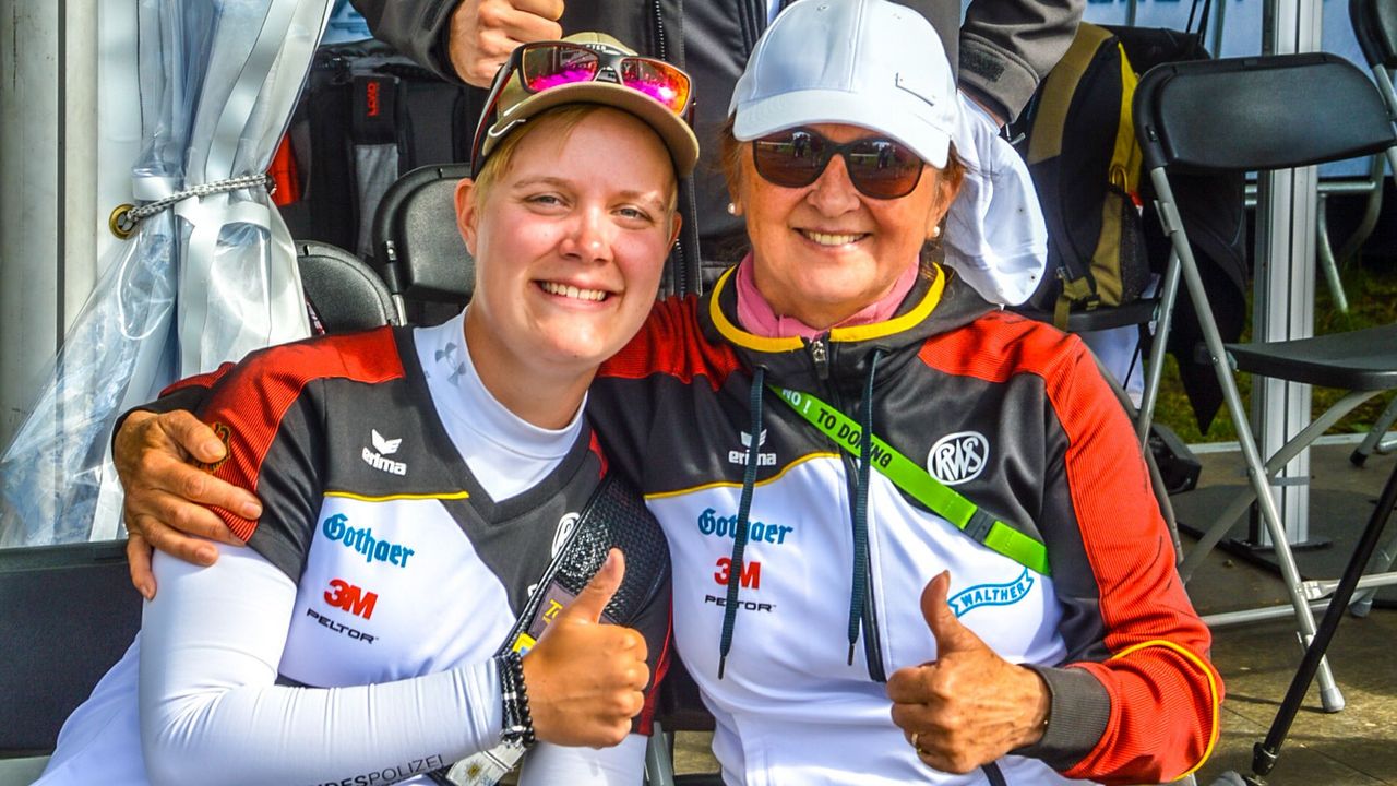 Foto: Eckhard Frerichs / Michelle Kroppen neben Trainerin Natalia Butuzova überglücklich und geschafft.