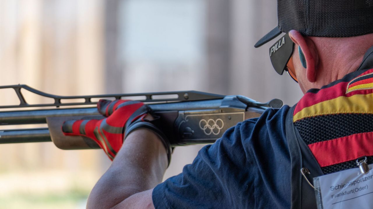 Foto: DSB / Die Vorbereitung stimmt! Andreas Löw hat die olympischen Ringe auf seiner Waffe.