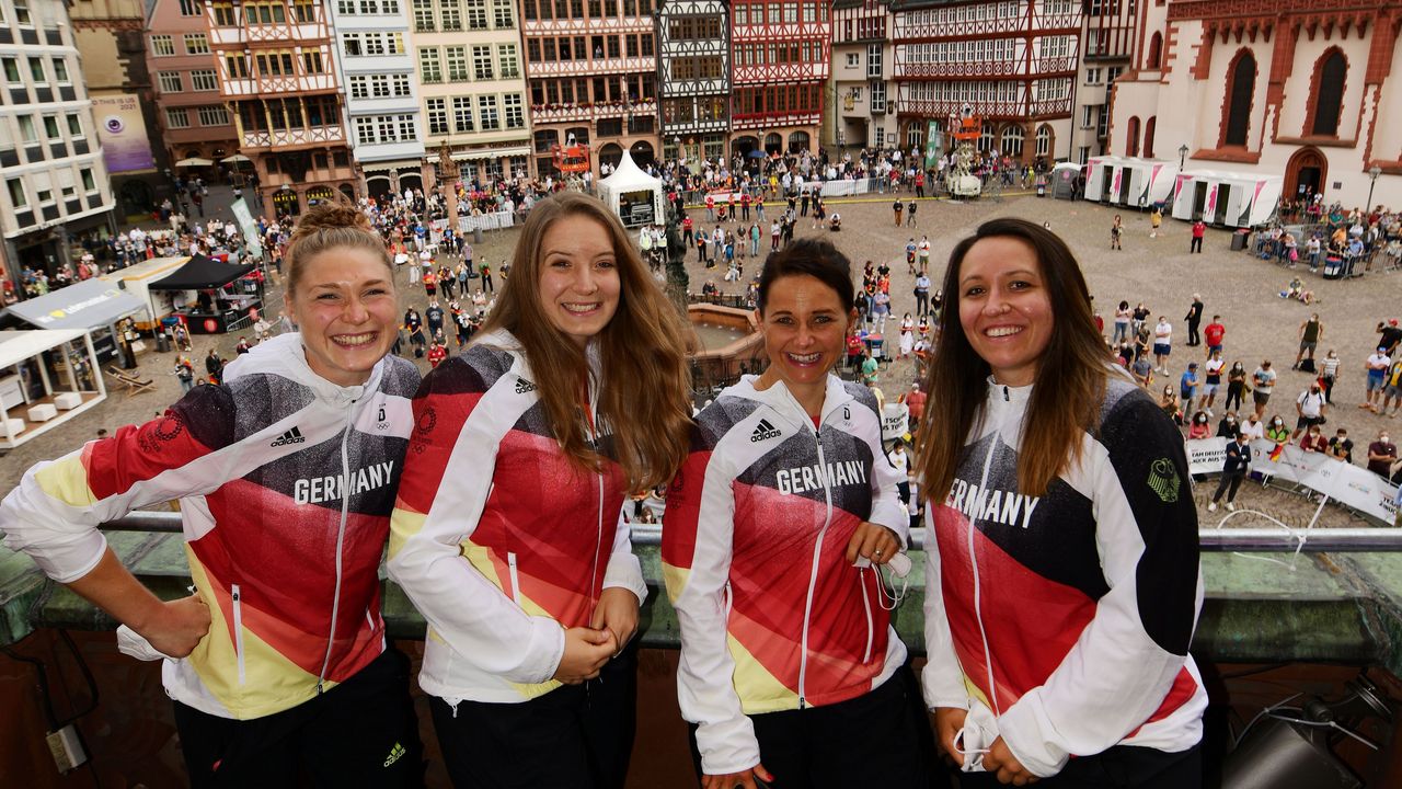 Bild: Team Deutschland / Picture Alliance / Carina Wimmer, Doreen Vennekamp, Monika Karsch und Jolyn Beer genossen den Empfang des Team Deutschland in Frankfurt.